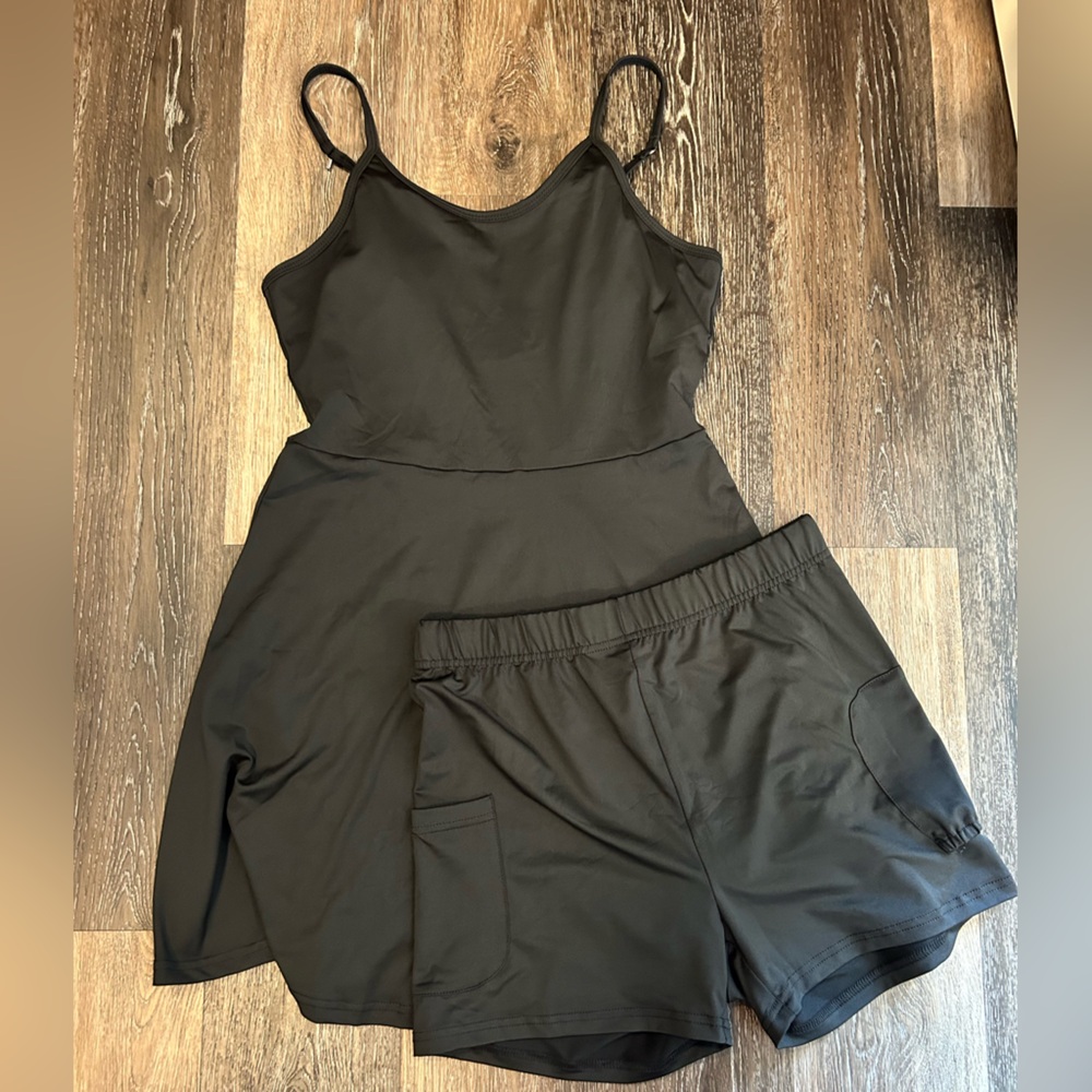 💛 NWOT Athletic tennis dress with separate shorts black size medium